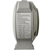 Seitenansicht einer Kabeltrommel mit Warnhinweisen und Informationen zu drei Steckdosen sowie USB-A- und USB-C-Anschlüssen.