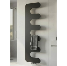 Moderner Design-Heizkörper in Anthrazit mit geschwungenen Lamellen, wandmontiert im Badezimmer, mit grauem Handtuch.