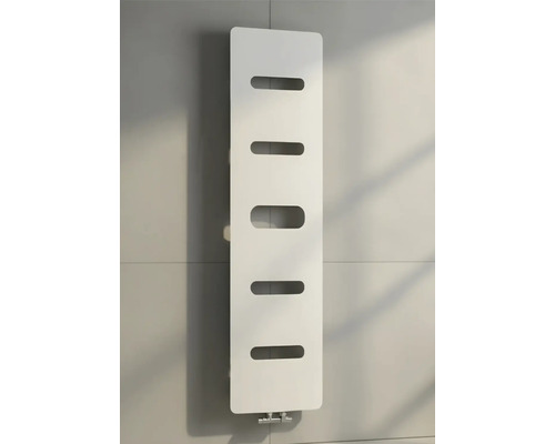 Vertikaler Design-Heizkörper in Weiß mit fünf horizontalen Aussparungen.
