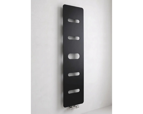 Schwarzer vertikaler Design-Heizkörper für die Wandmontage mit flacher Front und fünf horizontalen ovalen Aussparungen.