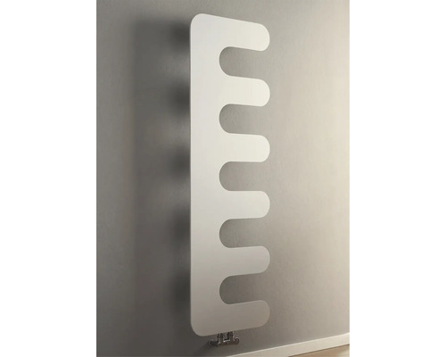 Moderner weißer Design-Heizkörper in Kamm-Optik, vertikal an der Wand montiert.