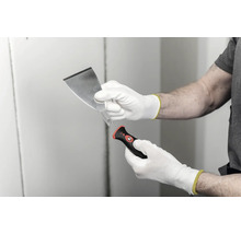 Spachtel mit austauschbarer Klinge und ergonomischem Griff, in Arbeitshandschuhen gehalten.