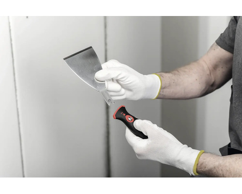 Spachtel mit austauschbarer Klinge und ergonomischem Griff, in Arbeitshandschuhen gehalten.