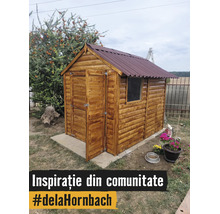 Kleines Gartenhaus aus Holz mit Satteldach und geöffneter Tür auf einem Betonfundament im Garten.