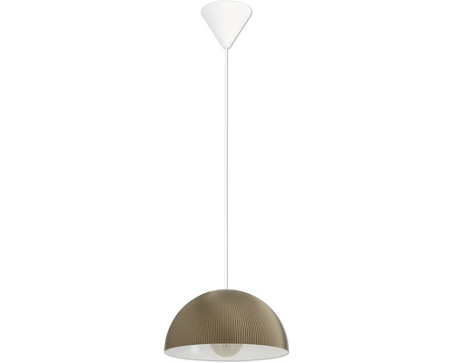 Pendelleuchte mit geriffeltem, halbkugelförmigem Schirm in Messing-Optik, weißem Kabel und Baldachin.