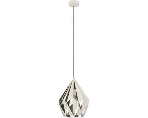 Cremefarbene Pendelleuchte mit geometrischem Metallschirm in Diamantform.