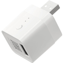 Weißer USB-Adapter mit USB-A-Stecker und USB-A-Buchse, Druckknopf und Status-Leuchtdioden für Smart Home Anwendungen.