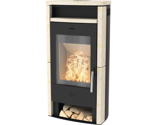 Moderner Kaminofen mit Natursteinverkleidung, Sichtscheibe mit brennenden Flammen und Holzlegefach.