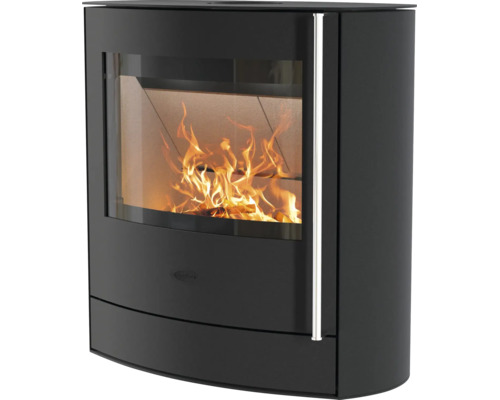 Schwarzer Kaminofen mit großer Sichtscheibe, brennendem Holzfeuer und vertikalem Edelstahlgriff.