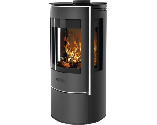 Zylindrischer Kaminofen mit großer gewölbter Sichtscheibe, Seitenfenstern und langem vertikalem Griff, brennendes Feuer im Inneren.