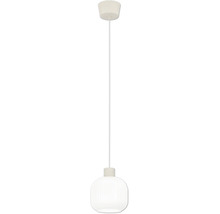 Weiße Pendelleuchte mit geripptem Glasschirm und Deckenbaldachin.