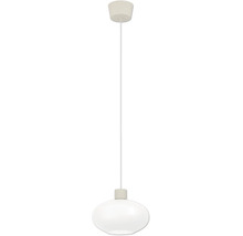 Pendelleuchte mit weißem, ovalem Glasschirm, weißem Kabel und Baldachin.