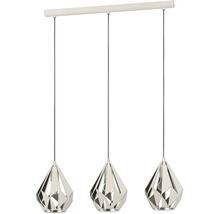 Dreiflammige Pendelleuchte mit geometrischen Metallschirmen in Diamantform an einer länglichen Deckenhalterung.