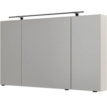 Dreitüriger Spiegelschrank für das Badezimmer mit einer schwarzen LED-Aufsatzleuchte.