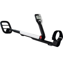 Metalldetektor mit rechteckiger Suchspule, Teleskopgestänge, digitalem Bedienfeld und Armstütze.
