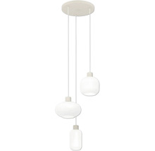 Dreiflammige Pendelleuchte mit drei unterschiedlich geformten weißen Glasschirmen an einer runden Deckenhalterung.
