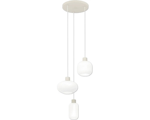 Dreiflammige Pendelleuchte mit drei unterschiedlich geformten weißen Glasschirmen an einer runden Deckenhalterung.