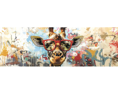 Wandbild einer Giraffe mit roter Brille im bunten Graffiti-Stil mit Farbspritzern.