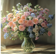 Ein üppiger Blumenstrauß mit Sommerblumen in einer bauchigen Glasvase auf einer Holzoberfläche in einer hellen Atmosphäre.
