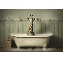 Wandbild mit einer Giraffe in einer freistehenden Badewanne in einem Badezimmer mit Holzverkleidung und Dampf.