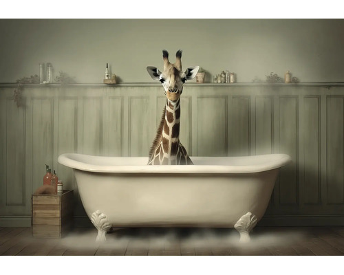 Wandbild mit einer Giraffe in einer freistehenden Badewanne in einem Badezimmer mit Holzverkleidung und Dampf.