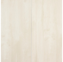 Helles Laminat oder Vinylboden in Holzoptik mit dezenter Maserung und sichtbarer Fuge zwischen zwei Paneelen.