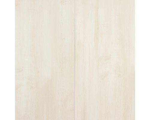 Helles Laminat oder Vinylboden in Holzoptik mit dezenter Maserung und sichtbarer Fuge zwischen zwei Paneelen.