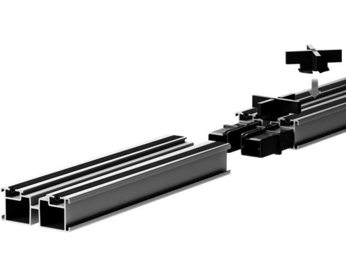 Montage von Aluminiumprofilen mit einem Verbindungsstück und einem Kunststoffelement in T-Form.