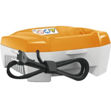 Akku-Ladegerät aus Kunststoff in Orange und Weiß mit Netzkabel, Stecker und Sicherheitssymbolen.