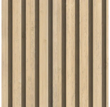 Nahaufnahme von vertikalen Wandlamellen aus Holz mit natürlicher Maserung für dekorative Wandverkleidungen.