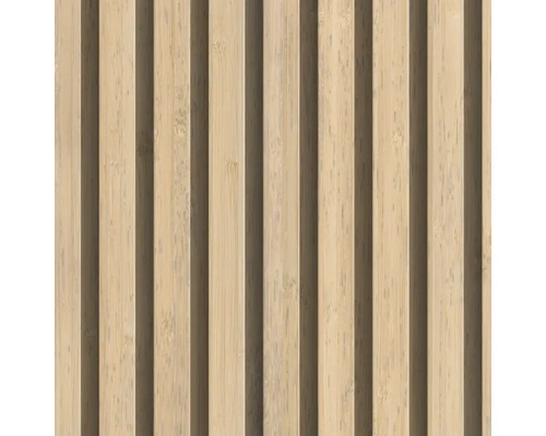 Nahaufnahme von vertikalen Wandlamellen aus Holz mit natürlicher Maserung für dekorative Wandverkleidungen.