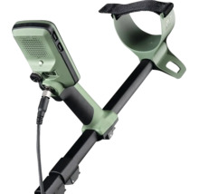 Steuereinheit und Armstütze eines Metalldetektors mit Griff, Display und verstellbarem Armgurt.