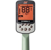 Minelab X-Terra Pro Metalldetektor Steuergerät mit beleuchtetem LCD-Display und Bedientasten.