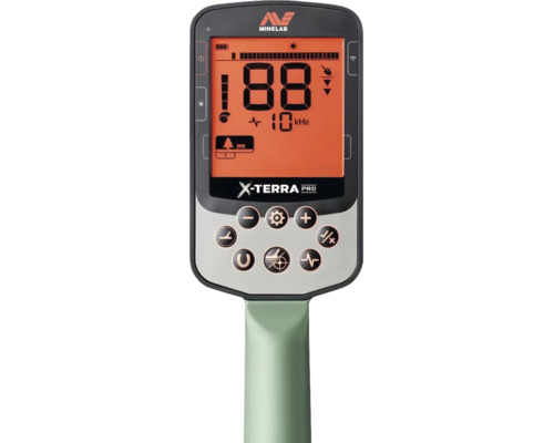 Minelab X-Terra Pro Metalldetektor Steuergerät mit beleuchtetem LCD-Display und Bedientasten.