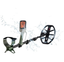 Wasserdichter Metalldetektor Minelab X-Terra Pro mit digitalem Display, Armstütze und runder Suchspule, dargestellt mit Wasserspritzern.