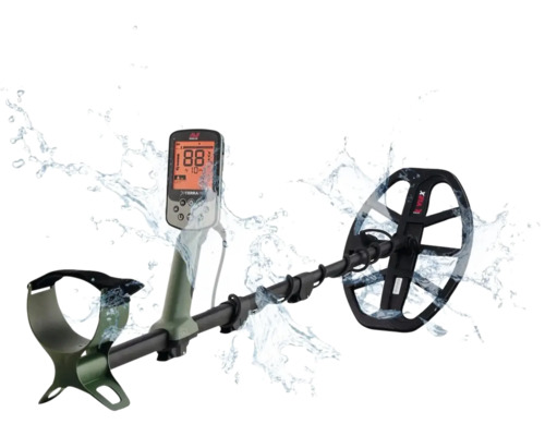 Wasserdichter Metalldetektor Minelab X-Terra Pro mit digitalem Display, Armstütze und runder Suchspule, dargestellt mit Wasserspritzern.