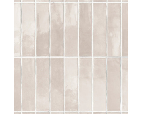 Rechteckige Wandfliesen mit glänzender Oberfläche, beige, in vertikaler Anordnung.
