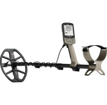Metalldetektor Minelab X-Terra Pro mit digitalem Display, runder Suchspule und ergonomischer Armstütze.