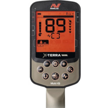Bedienteil des Minelab X-TERRA ELITE Metalldetektors mit Minelab Logo, Display für Zielidentifikation und Tastenfeld.