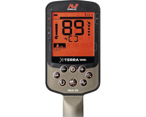 Bedienteil des Minelab X-TERRA ELITE Metalldetektors mit Minelab Logo, Display für Zielidentifikation und Tastenfeld.