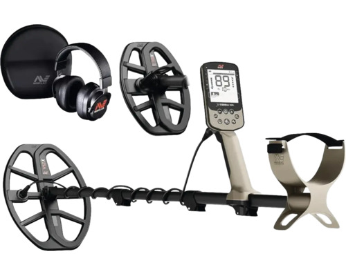 Metalldetektor-Set Minelab X-Terra Voyager mit digitalem Display, zwei Suchspulen, Kopfhörern und einer Tragetasche.