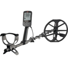Schwarzer Metalldetektor Minelab Equinox 700 mit digitaler Anzeige, Armstütze und runder Suchspule.
