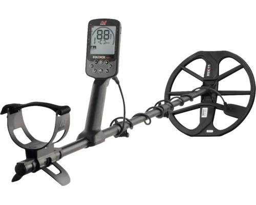 Schwarzer Metalldetektor Minelab Equinox 700 mit digitaler Anzeige, Armstütze und runder Suchspule.