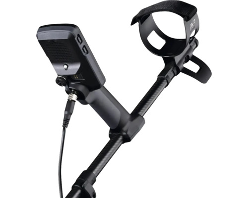Metalldetektor mit Steuereinheit, Handgriff und Armstütze an einem Schaft aus Carbon inklusive Minelab Logo.