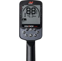 Bedienteil des Metalldetektors Minelab Equinox 700 mit LCD-Display und verschiedenen Bedientasten. Minelab Logo.