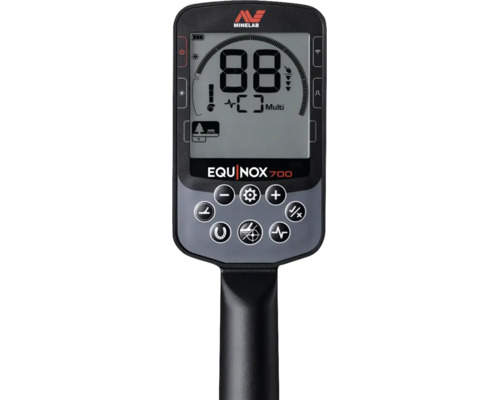 Bedienteil des Metalldetektors Minelab Equinox 700 mit LCD-Display und verschiedenen Bedientasten. Minelab Logo.