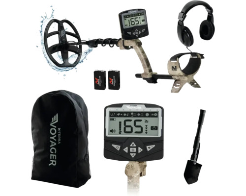 Metalldetektor-Set mit Camouflage-Gestänge, Kopfhörern, Rucksack, Klappspaten, Batterien und digitaler Anzeige.