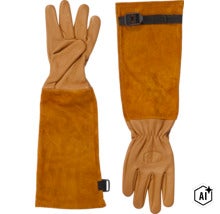 Ein Paar Felco Rosenschnittschutzhandschuhe mit langen Stulpen aus Leder für den Schutz beim Gärtnern. (Image AI modified or generated)