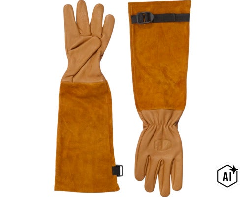 Ein Paar Felco Rosenschnittschutzhandschuhe mit langen Stulpen aus Leder für den Schutz beim Gärtnern. (Image AI modified or generated)
