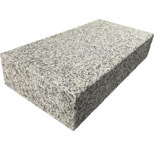 Rechteckiger Granitstein mit fein gesprenkelter Oberfläche für den Garten- und Mauerbau.